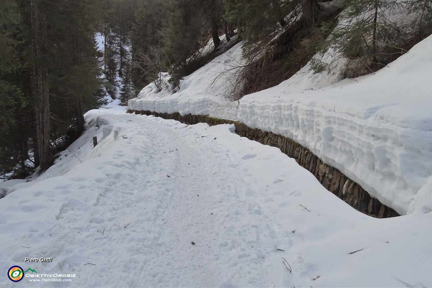 90 Discesa tra muri...di neve.JPG